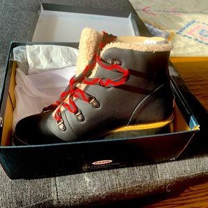Super cute, so cozy never been worn Dr Scholls boots